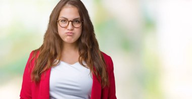 Artı boyutu genç iş kadını güzel şık ceket ve gözlük üzerine giymiş komik surat ile yanakları şişirme arka plan izole. Ağız ile hava, deli ifade şişirilmiş.