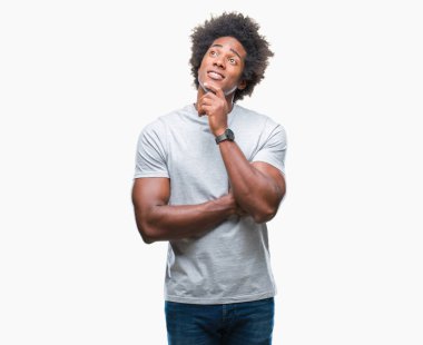 Çene düşünme hakkında soru, dalgın ifade üzerine el ile izole arka plan üzerinde Afro Amerikalı adam. Düşünceli yüzüyle gülümsüyor. Şüphe kavramı.
