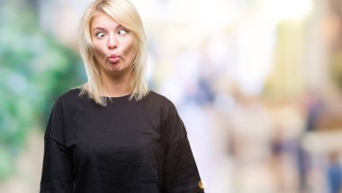 Genç güzel sarışın kadın izole arka plan yapma balık yüzüne dudaklı, çılgın ve komik bir jest. Komik ifade.