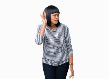 Üzerinde çizgili süveter giyen güzel genç Afro-Amerikan kadın arka plan bir işitme söylenti ya da dedikodu için dinleme kulak üzerinde el ile gülümseyen izole. Sağırlık kavramı.