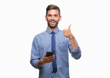 Ok işareti, başparmak ile parmak, mükemmel işareti yapıyor kocaman bir gülümseme ile arka plan mutlu genç atlatmışsınız adam manifatura üzerinden Smartphone kullanarak ileti gönderme izole