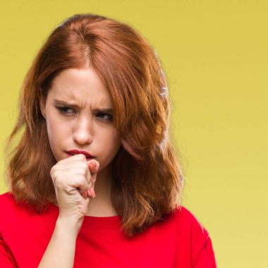 Genç güzel kadın hasta ve soğuk veya bronşit için semptom olarak öksürük duygu izole arka plan yüzünden. Sağlık kavramı.