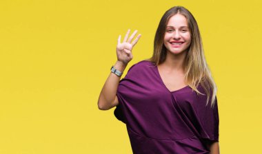 Genç güzel sarışın zarif kadın gösterilen ve parmakları ile işaret izole arka plan yüzünden kendinden emin ve mutlu gülümseyerek süre dört numara.