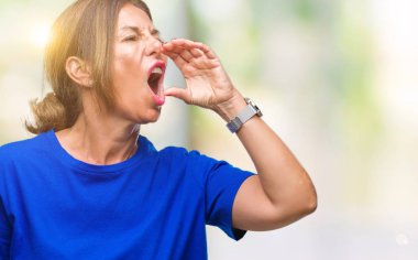 Orta yaş İspanyol kadın kıdemli bağırarak ve ağzı üzerinde el ile yan için çığlık izole arka plan üzerinde. İletişim kavramı.