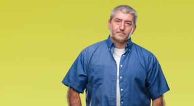 İzole arka plan şüpheci ve sinir, papatyanın üzgün sorun nedeniyle yakışıklı komuta sizde. Negatif kişi.