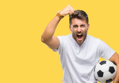 Yakışıklı delikanlı izole arka rahatsız üzerinden futbol futbol topu ve öfke, çılgın ve yükseltilmiş el, öfke kavramı ile diye bağıran ile sinirli bağırarak holding