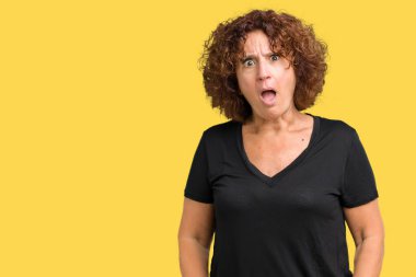 Şüpheci ve alaycı, güzel orta ager üst düzey kadın şok karşısında izole arka plan açık ağız ile şaşırttı