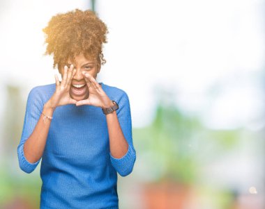 Güzel genç Afro-Amerikan kadın ağzına sesle elleriyle kızgın bağırarak izole arka plan üzerinde