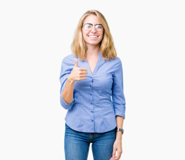 Güzel genç iş kadını mutlu yaşasın el ile jest yapıyor izole arka plan üzerinde. Başarı gösteren kameraya bakarak ifade onaylama.