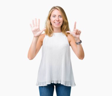 Güzel genç zarif kadın gösterilen ve parmakları ile işaret izole arka plan yüzünden kendinden emin ve mutlu gülümseyerek süre yedi numara.