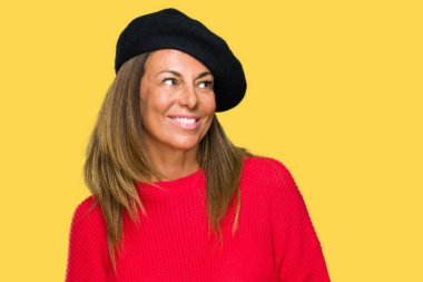 Moda bere üzerinde giyen orta yaş yetişkin kadın arka plan uzak tarafına gülümseme ile yüzünde, doğal ifade arıyorum izole. Kendine güvenen gülüyor.