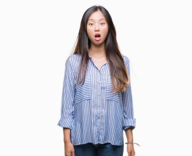 Genç Asyalı kadın korkuyor ve şok sürpriz ifade ile izole arka plan üzerinde korku ve yüz heyecanlı.