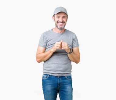Yakışıklı orta yaş ağarmış komuta sizde Spor şapkası üzerinde arka plan eller birlikte izole ve rahat ve neşeli gülümseyen parmak çarpı işareti. Başarı ve iyimser
