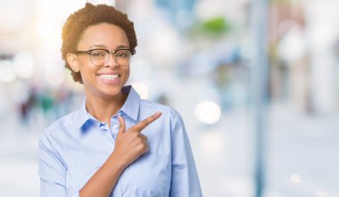 Genç güzel Afro-Amerikan iş kadını izole arka neşeli bir gülümseme ile el ve parmak kadar yan yüzünde mutlu ve doğal ifade ile işaret yüz üzerinden