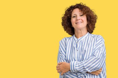 Üzerinde Donanma forması giyen güzel orta ager üst düzey kadın mutlu yüz ile gülümseyerek kameraya seyir silah geçti arka plan izole. Olumlu bir kişi.