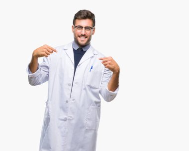 Genç yakışıklı adam giyen Doktor, bilim adamı kat yüzünde gülümseme ile kendinden emin görünüyorsun, kendini gururlu ve mutlu parmakları ile işaret izole arka plan üzerinde.