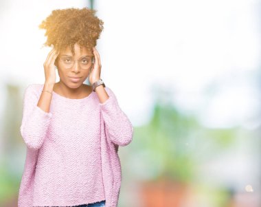 Güzel genç Afro-Amerikan kadın gözlük ile izole arka plan üzerinde baş ağrısı için kafasına çünkü el stres. Migren muzdarip.