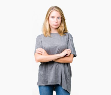 İzole arka plan şüpheci ve sinir, onaylamayan ifade yüz çapraz kolları üzerinde büyük boy rahat t-shirt giyen güzel ve genç birbayan. Negatif kişi.