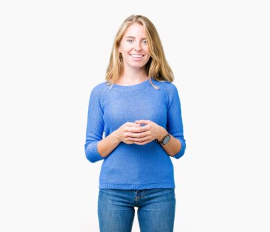 Üzerinde mavi kazak giyen güzel genç kadın birlikte arka plan eller izole ve rahat ve neşeli gülümseyen parmak çarpı işareti. Başarı ve iyimser