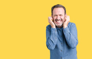 Yakışıklı orta yaş parmak yüksek sesle müzik gürültü rahatsız ifade ile kulaklarıyla kapsayan izole arka plan üzerinde zarif komuta sizde. Sağır kavramı.