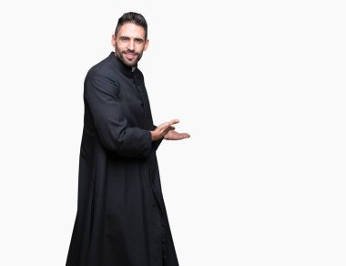 Genç Hıristiyan rahip izole arka plan açık el ile doğal gülümseyen girmek için davet üzerine