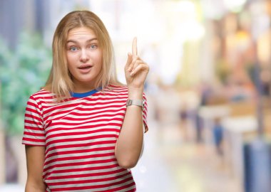 Başarılı fikirle parmağı yukarıyı izole arka plan üzerinde beyaz kadın. Çıktıktan ve mutlu. Bir numara.