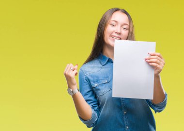 Duygu tezahürat boş kağıt sayfası gurur çığlık ve zafer ve başarı çok heyecanlı, kutluyor izole arka plan üzerinde tutan genç beyaz kadın