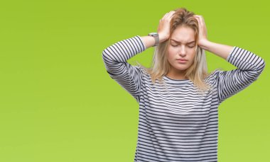 Çünkü çaresiz ve stresli baş ağrısı acı izole arka plan üzerinde beyaz genç kadın acı ve migren. Ellerini kafasına.