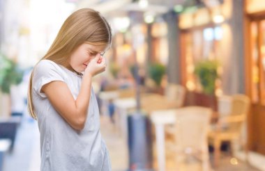 Genç güzel kız yüzünden izole arka burun ve göz yorgunluğu ve baş ağrısı duygu sürtünme yorgun. Stres ve hayal kırıklığı kavramı.