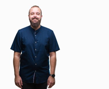 Genç beyaz hipster adam yüzünde mutlu ve güzel bir gülümseme ile izole arka plan üzerinde. Şanslı kişi.