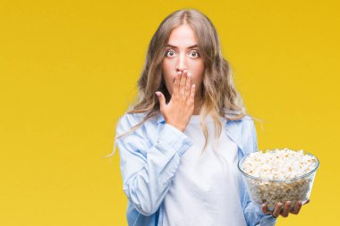 Güzel genç sarışın kadın izole arka kapak ağız el ile üzerinden patlamış mısır yemek için utanç ile şok hata, korku, sessizlik içinde korkmuş ifade gizli kavramı