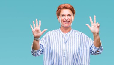 Atrractive üst düzey beyaz Kızıl saçlı kadın gösterilen ve parmakları ile işaret izole arka plan yüzünden kendinden emin ve mutlu gülümseyerek süre sekiz numara.