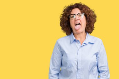 Güzel orta ager üst düzey businees kadın gözlük dilini izole arka plan üzerinde mutlu komik ifade ile dışarı. Duygu kavramı.