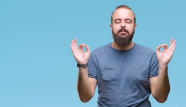 Genç beyaz hipster adam izole arka plan üzerinde dinlenmek ve gülümseyen gözlerle parmak ile meditasyon jest yapıyor kapalı. Yoga kavramı.