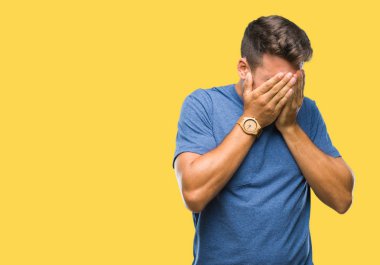 Yakışıklı delikanlı yüzünü elleri ile ağlayarak süre kapsayan üzgün ifade ile izole arka plan üzerinde. Depresyon kavramı.