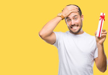 Sevgililer hediye izole arka plan baş, el ile vurguladı üzerinden veren aşık genç yakışıklı adam şok utanç ve sürpriz suratla, öfkeli ve sinirli. Korku ve hata için üzgün.