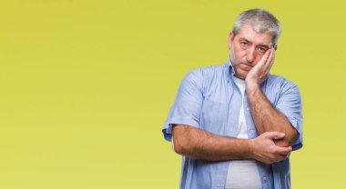 İzole arka plan düşünme seyir üzerinde üst düzey yakışıklı yorgun ve sıkılmış çapraz silah depresyon sorunları ile.