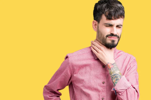 Joven Hombre Guapo Con Camisa Rosa Sobre Fondo Aislado Tocando — Foto de Stock