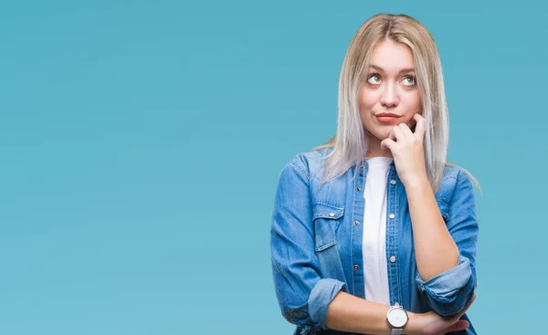 Giovane Donna Bionda Sfondo Isolato Con Mano Sul Mento Pensando — Foto Stock