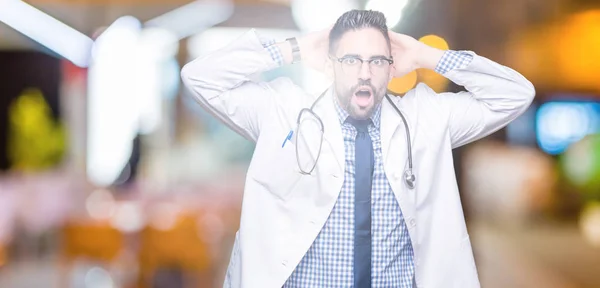 Schöner Junger Arzt Mann Mit Isoliertem Hintergrund Verrückt Und Verängstigt — Stockfoto
