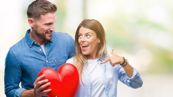 Ungt Par Kärlek Hålla Rött Hjärta Över Isolerade Bakgrund Med — Stockfoto