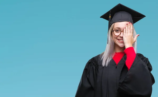 Mujer Rubia Joven Con Uniforme Graduado Sobre Fondo Aislado Que — Foto de Stock