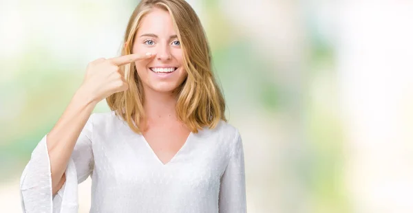 Hermosa Joven Elegante Mujer Sobre Fondo Aislado Señalando Con Mano — Foto de Stock