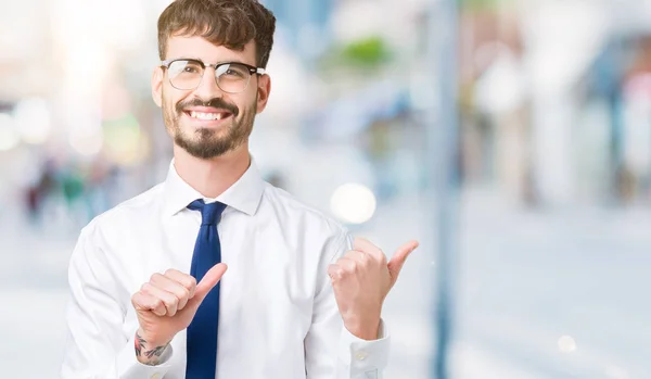 Joven Hombre Negocios Guapo Con Gafas Sobre Fondo Aislado Señalando — Foto de Stock