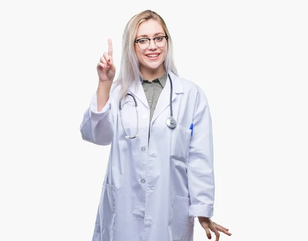 Genç Sarışın Doktor Kadın Başarılı Fikirle Parmağı Yukarıyı Izole Arka — Stok fotoğraf