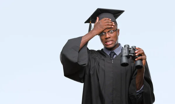 Ung Utexaminerades Afroamerikanska Man Letar Efter Ett Jobb Med Kikare — Stockfoto