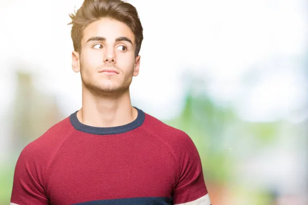 Jovem Homem Bonito Sobre Fundo Isolado Sorrindo Olhando Lado Olhando — Fotografia de Stock