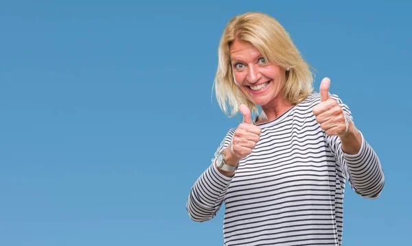 Blonde Frau Mittleren Alters Mit Isoliertem Hintergrund Die Eine Positive — Stockfoto