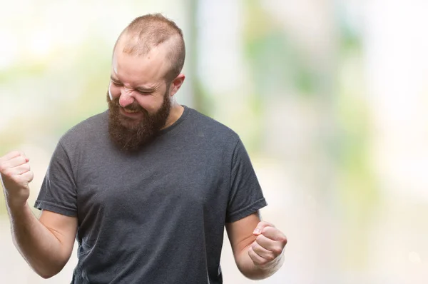 Gülümseyen Başarı Için Çığlık Genç Beyaz Hipster Izole Arka Plan — Stok fotoğraf