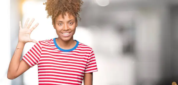 Hermosa Mujer Afroamericana Joven Sobre Fondo Aislado Mostrando Señalando Con — Foto de Stock